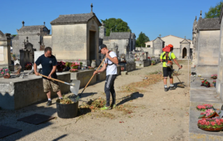 Les services municipaux désherbant les allées du cimetière