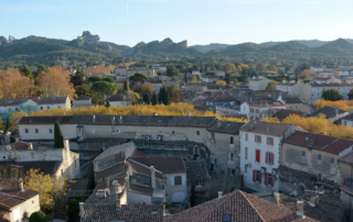 Le centre ancien de Saint-Rémy et les Alpilles vus depuis la collégiale Saint-Martin