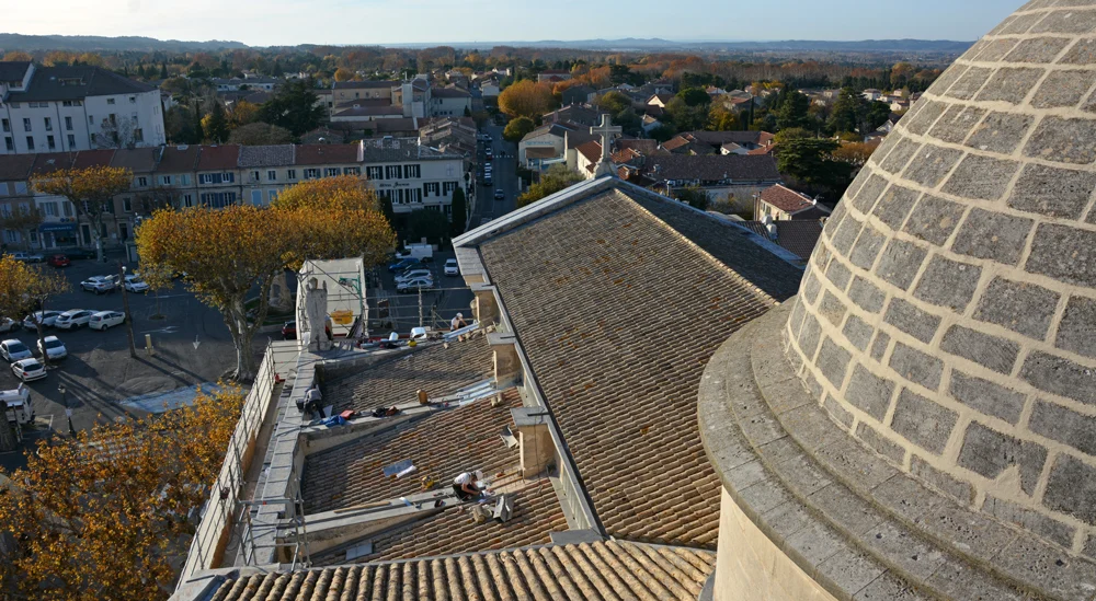 Le toit de la collégiale Saint-Martin en chantier