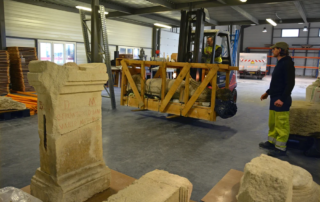 Les statues des Antiques en cours de déménagement dans les réserves du musée