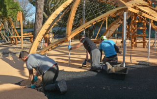 Installation du sol souple au square Mauron