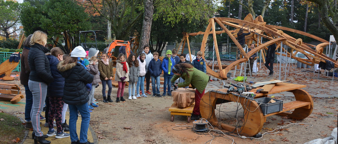 Les enfants de l'école de la République découvrent les techniques de gravure