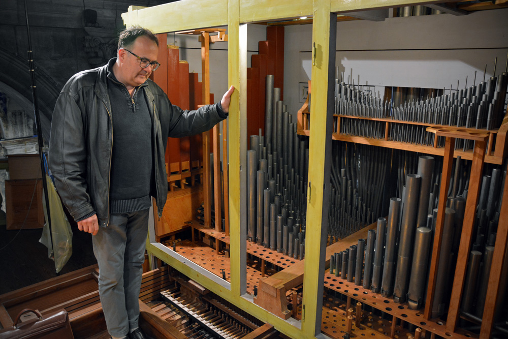 L'organiste Jean-Pierre Lecaudey devant l'orgue démonté
