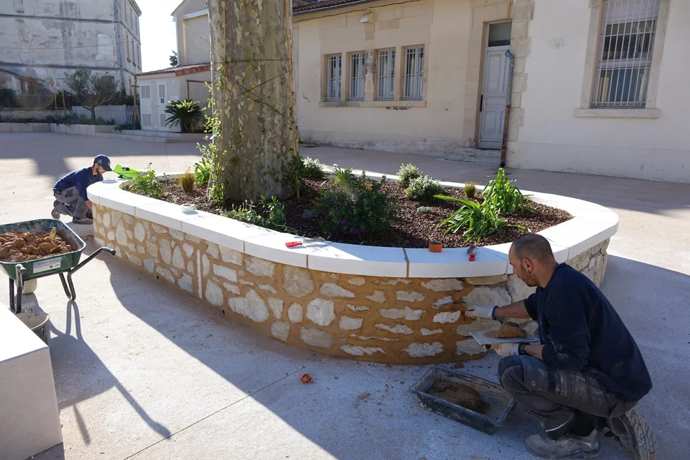 Les services techniques finalisent le muret du platane avenue de la Libération, en mars 2020