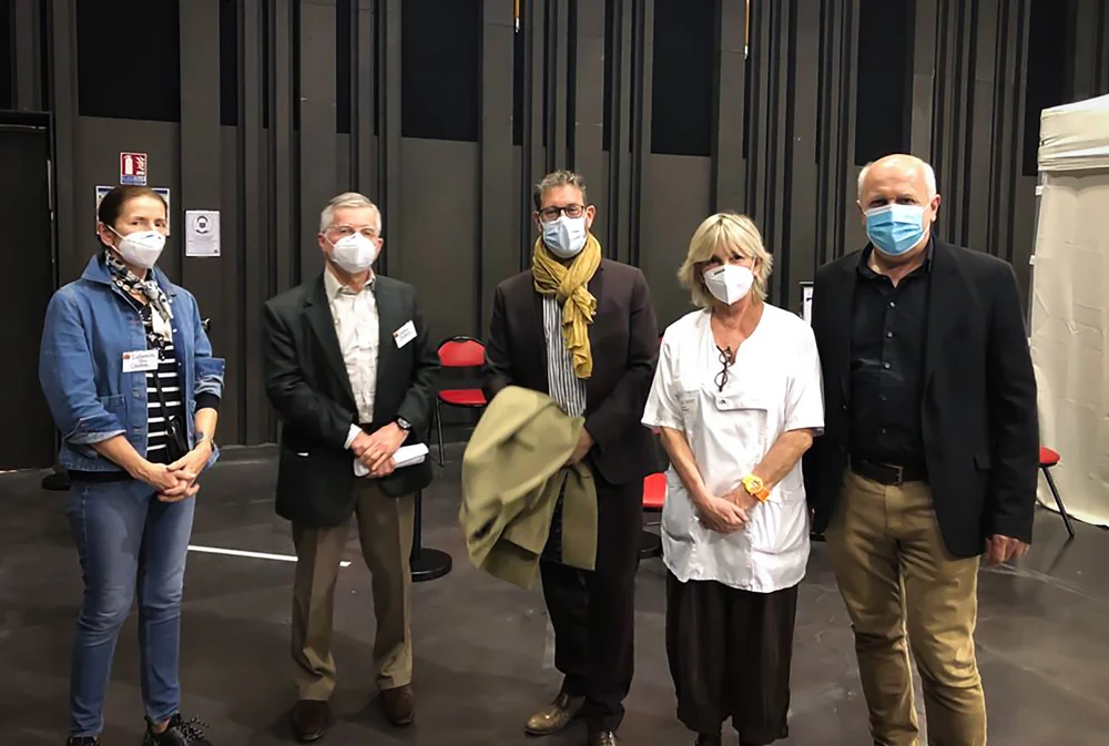 Le directeur de l’hôpital d’Arles Laurent Donadille visite le centre de vaccination de l’Alpilium