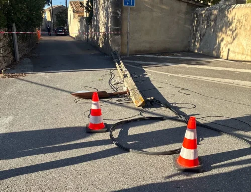 Un poteau électrique renversé chemin Saint-Joseph